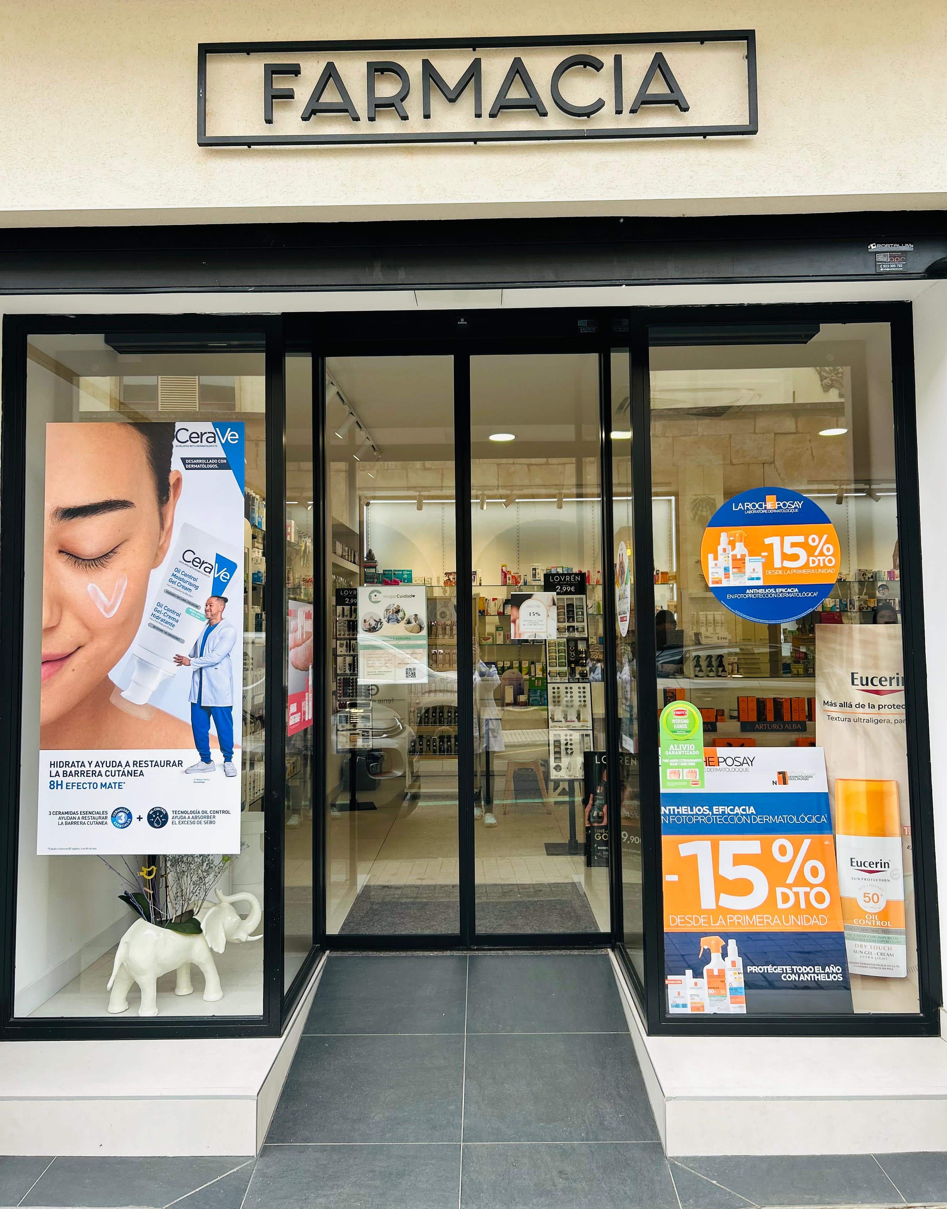 Entrada de Farmacia Tapia Tejedor en Salamanca